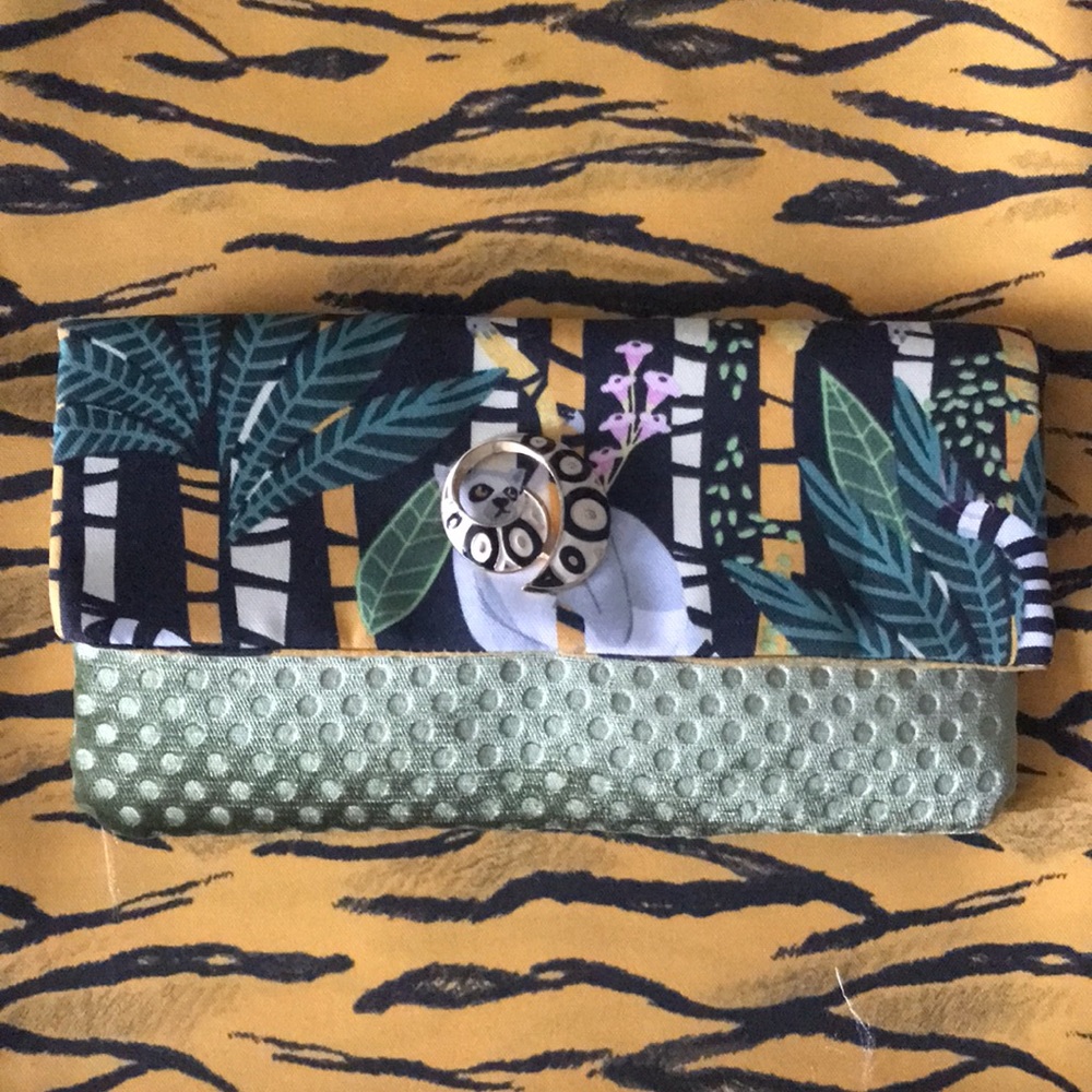 NWT! PATTI BROOKS DESIGNS PALM BEACH UNIQUE CLUTCH BAG WITH VINTAGE BROOCH